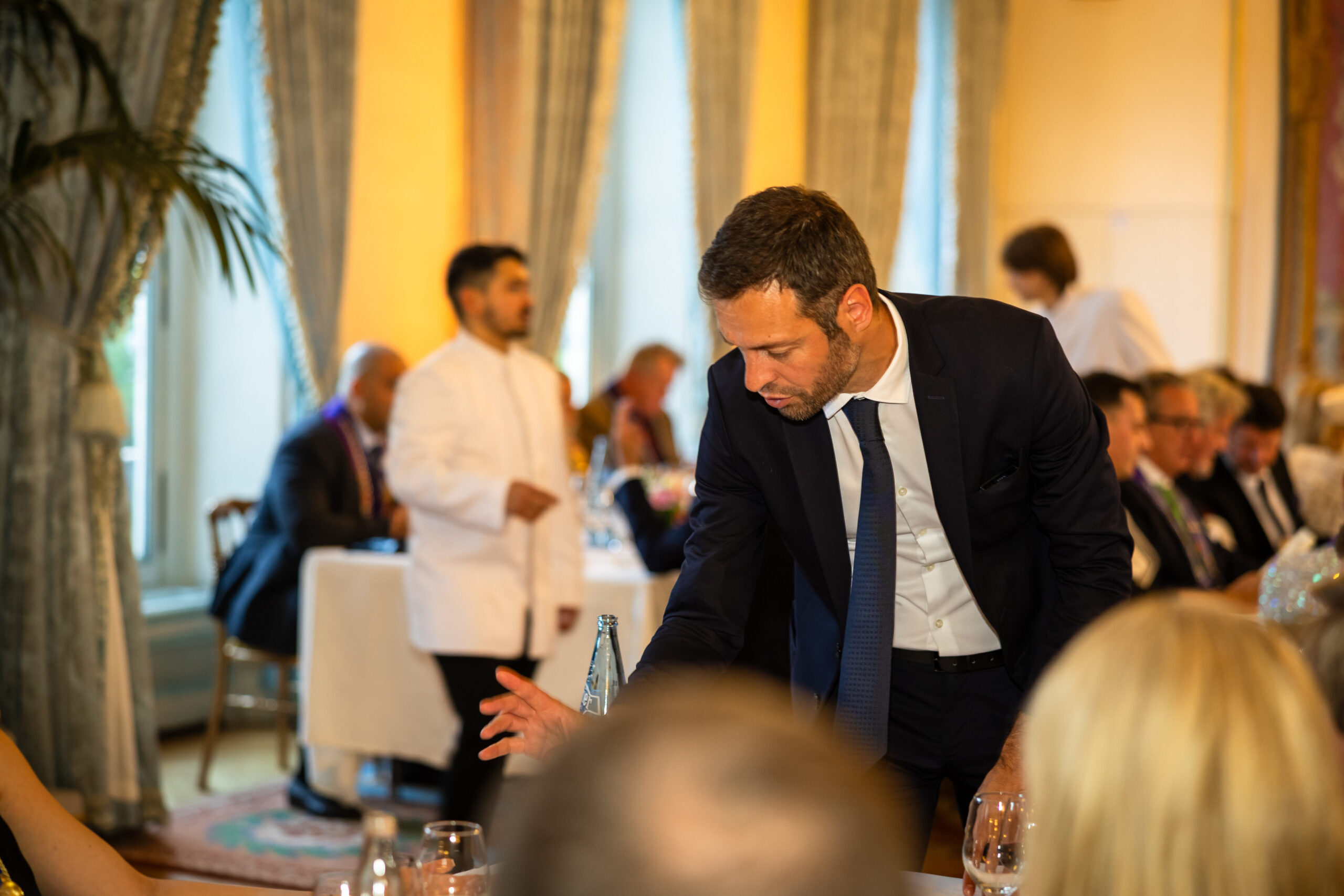 Close-up magic: the art of captivating your guests from just a few centimetres away